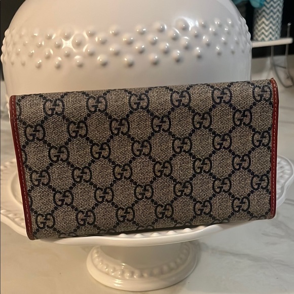Gucci Gray and Red Wallet with Iconic GG Pattern - Picture 2 of 9